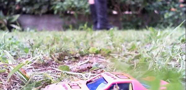 Un video eccezionale di crushing guarda i mie piedi distruggere una piccola automobile giocattolo